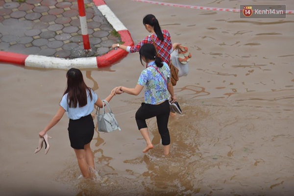 Chùm ảnh: Tắc đường kinh hoàng sau mưa, giao thông trên đường Phạm Hùng tê liệt - Ảnh 7.