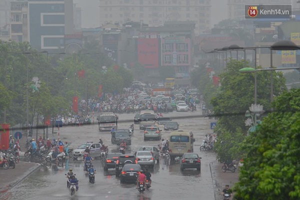 Chùm ảnh: Tắc đường kinh hoàng sau mưa, giao thông trên đường Phạm Hùng tê liệt - Ảnh 8.