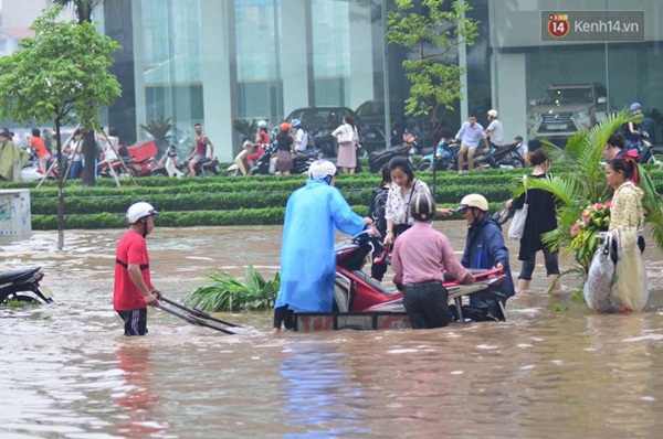Chùm ảnh: Tắc đường kinh hoàng sau mưa, giao thông trên đường Phạm Hùng tê liệt - Ảnh 9.