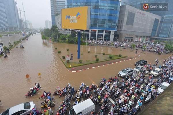 Chùm ảnh: Tắc đường kinh hoàng sau mưa, giao thông trên đường Phạm Hùng tê liệt - Ảnh 1.