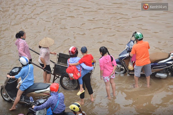 Chùm ảnh: Tắc đường kinh hoàng sau mưa, giao thông trên đường Phạm Hùng tê liệt - Ảnh 10.