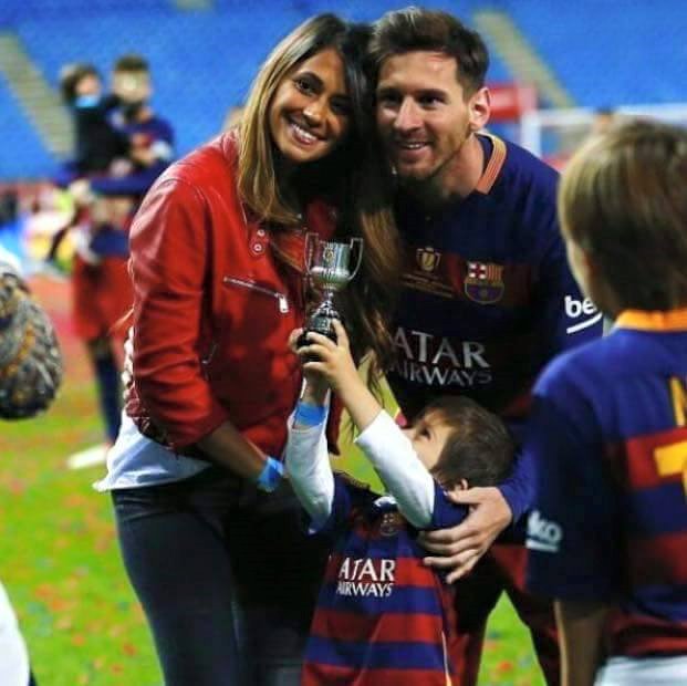 Messi h&ocirc;n bạn g&aacute;i say đắm mừng chức v&ocirc; địch C&uacute;p nh&agrave; Vua - Ảnh 5.