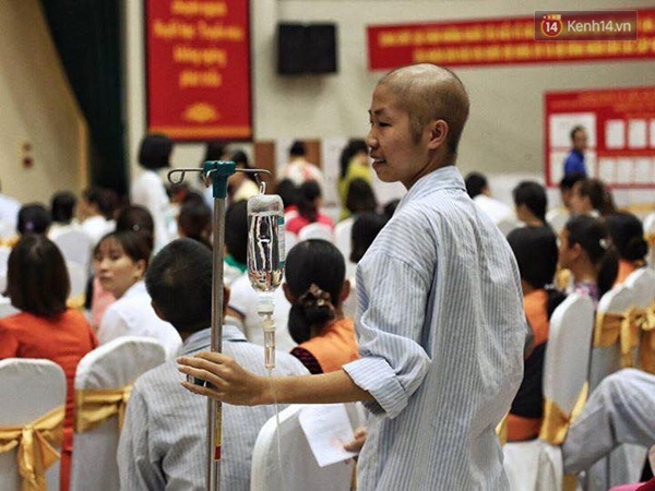 H&ograve;m phiếu di động gi&uacute;p bệnh nh&acirc;n bầu cử ngay tại giường bệnh - Ảnh 11.