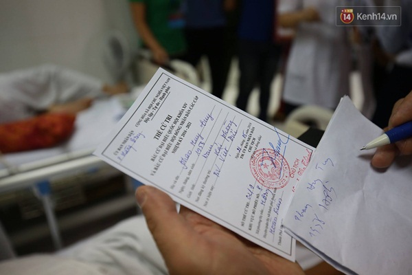 H&ograve;m phiếu di động gi&uacute;p bệnh nh&acirc;n bầu cử ngay tại giường bệnh - Ảnh 14.