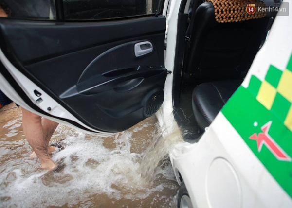 H&agrave; Nội: Xe tải, m&aacute;y x&uacute;c ứng cứu người d&acirc;n qua những đoạn đường ngập nặng - Ảnh 6.