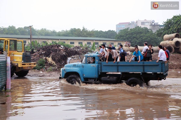 Hà Nội: Xe tải, máy xúc ứng cứu người dân qua những đoạn đường ngập nặng - Ảnh 9.