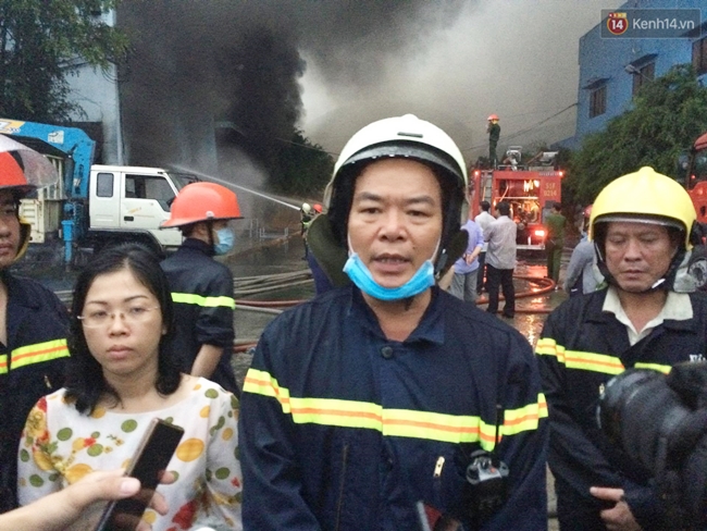 Lửa bao tr&ugrave;m c&ocirc;ng ty nệm Vạn Th&agrave;nh ở S&agrave;i G&ograve;n, kh&oacute;i đen nghi ng&uacute;t - Ảnh 18.