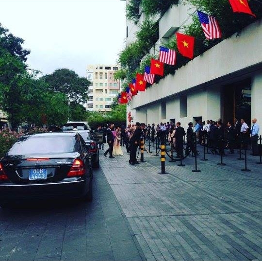 Người dân Sài Gòn đứng dọc đường từ khách sạn đến GEM center mong chờ gặp Tổng thống Obama - Ảnh 13.