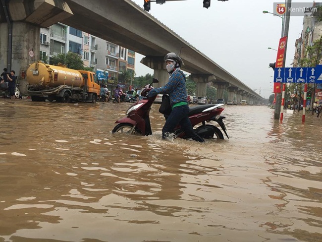 Trận mưa vừa gây ngập lụt ở Hà Nội lớn nhất lịch sử 45 năm qua - Ảnh 2.