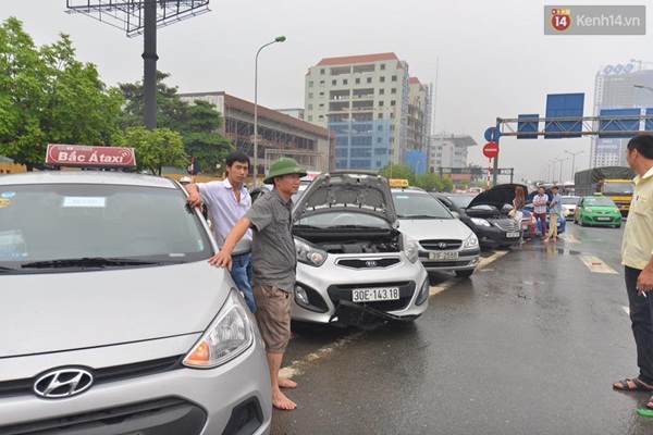 Chùm ảnh: Tắc đường kinh hoàng sau mưa, giao thông trên đường Phạm Hùng tê liệt - Ảnh 14.