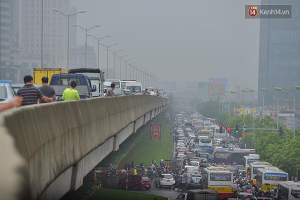 Chùm ảnh: Tắc đường kinh hoàng sau mưa, giao thông trên đường Phạm Hùng tê liệt - Ảnh 12.