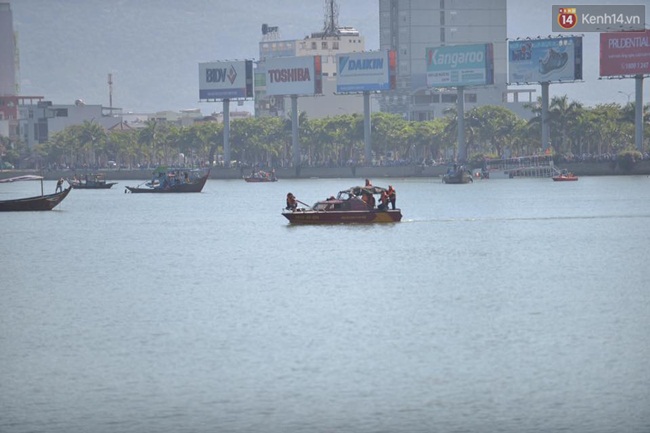 Hơn 300 cán bộ chiến sĩ và thợ lặn tìm kiếm 3 nạn nhân mất tích trên sông Hàn - Ảnh 3.