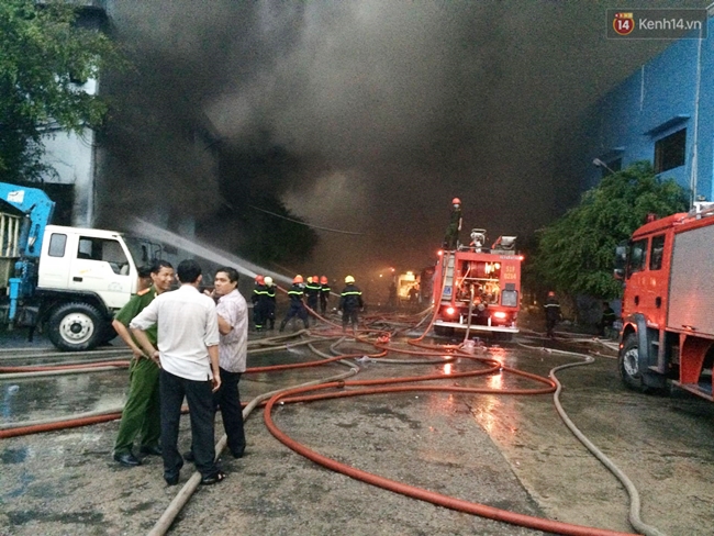 Lửa bao trùm công ty nệm Vạn Thành ở Sài Gòn, khói đen nghi ngút - Ảnh 17.