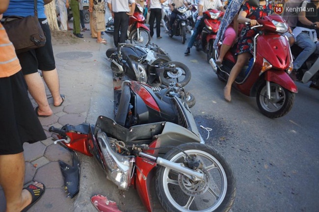 Hà Nội: Ô tô mất lái gây tai nạn liên hoàn tông vào hàng chục xe máy - Ảnh 2.