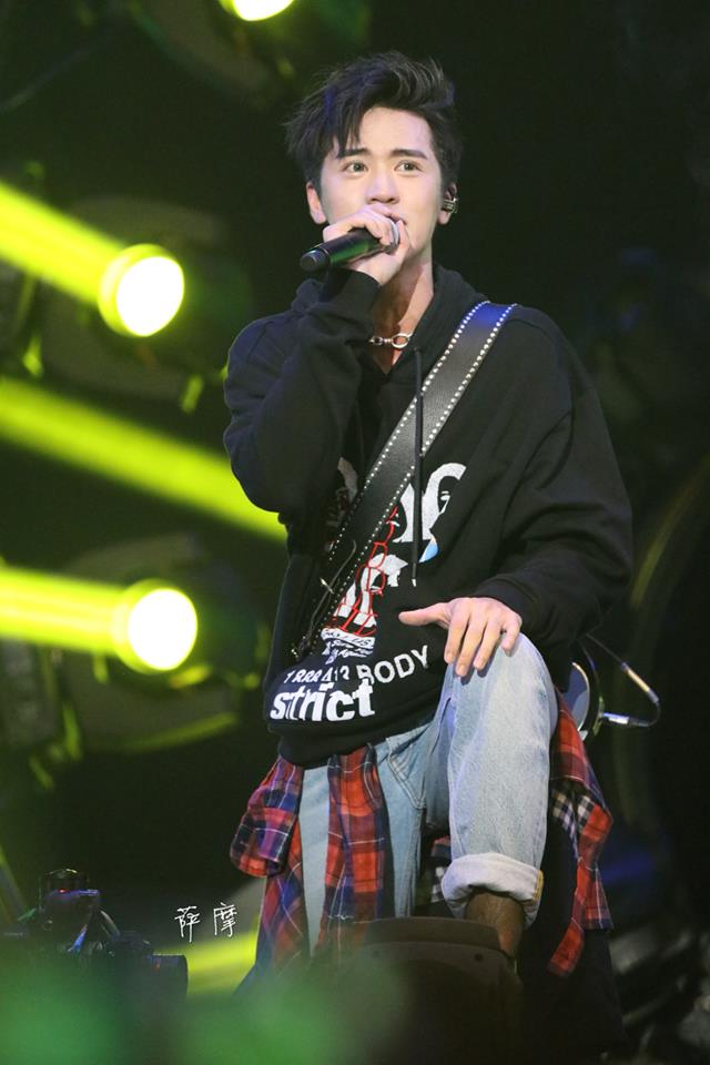 Hứa Ngụy Châu đẹp trai ngời ngợi, khiến fan mãn nhãn trong concert đầu tiên - Ảnh 17.