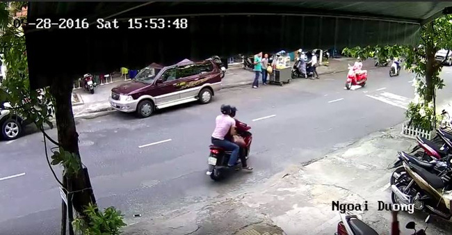 Đã bắt được 2 tên cướp giật túi xách táo tợn giữa trung tâm Đà Nẵng - Ảnh 1.