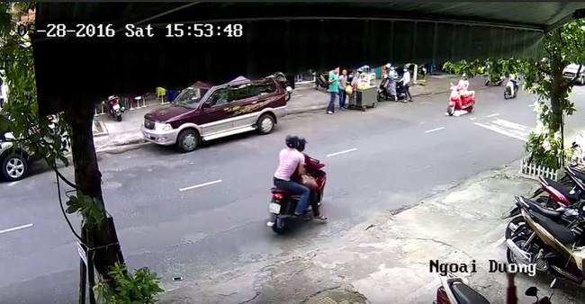 Đ&atilde; bắt được 2 t&ecirc;n cướp giật t&uacute;i x&aacute;ch t&aacute;o tợn giữa trung t&acirc;m Đ&agrave; Nẵng - Ảnh 1.