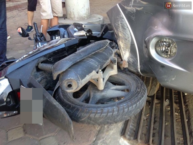 Hà Nội: Ô tô mất lái gây tai nạn liên hoàn tông vào hàng chục xe máy - Ảnh 4.