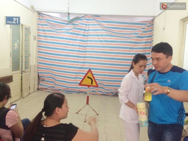 H&agrave; Nội: Đưa con đi dạo, b&agrave; mẹ bị vữa trần nh&agrave; Bệnh viện Nhi Trung ương rơi tr&uacute;ng đầu - Ảnh 2.