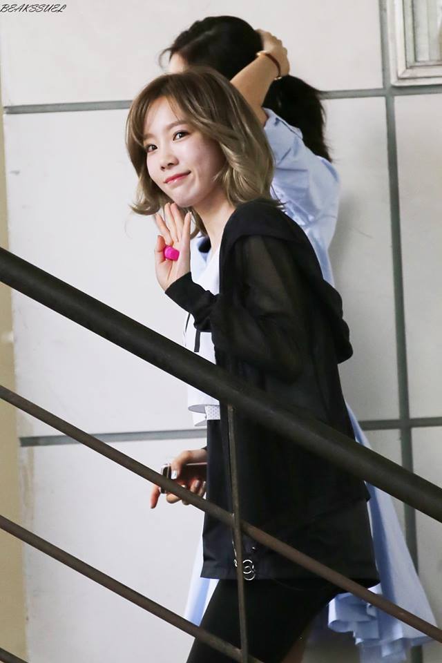 Gác lại lùm xùm, Taeyeon - Yoona (SNSD) vui vẻ tới ủng hộ Tiffany - Ảnh 5.