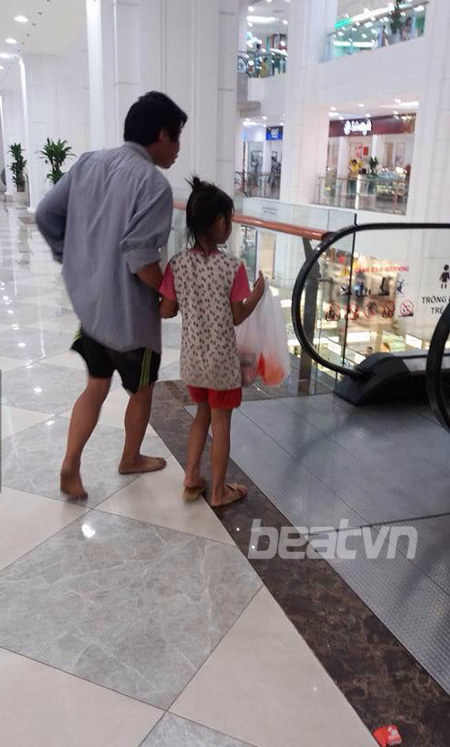 Hình ảnh xúc động: Bố đi chân đất, nắm tay con gái mua mì tôm trong Trung tâm thương mại - Ảnh 1.