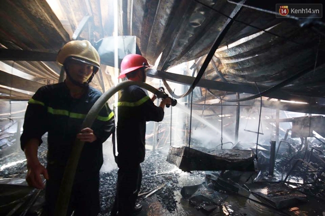 Hà Nội: Cháy kho hàng công ty ở Trường Chinh, nhiều tài sản bị thiêu rụi - Ảnh 15.