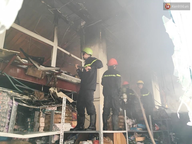 Hà Nội: Cháy kho hàng công ty ở Trường Chinh, nhiều tài sản bị thiêu rụi - Ảnh 10.