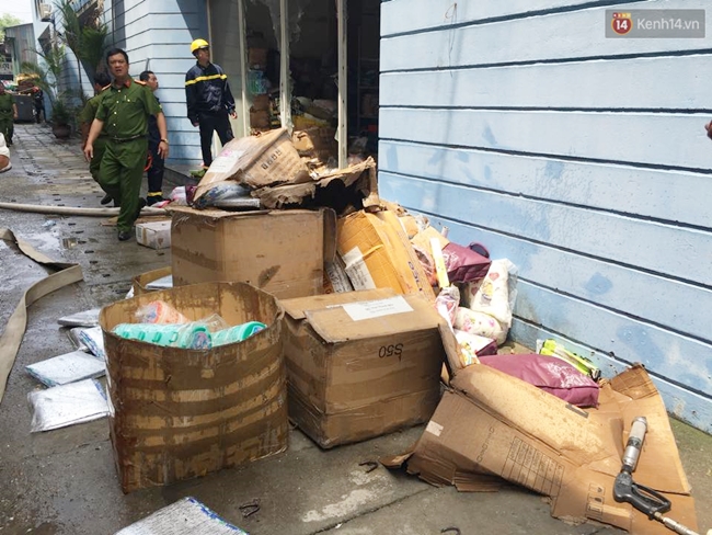 Hà Nội: Cháy kho hàng công ty ở Trường Chinh, nhiều tài sản bị thiêu rụi - Ảnh 16.
