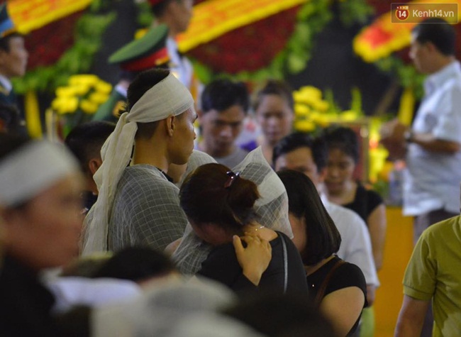 Chùm ảnh: Những khoảnh khắc rơi nước mắt trong lễ tang tiễn biệt các chiến sĩ Casa-212 - Ảnh 3.