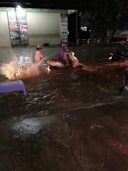 Nhiều &ocirc; t&ocirc;, xe m&aacute;y ch&igrave;m trong biển nước sau mưa lớn ở Th&aacute;i Nguy&ecirc;n - Ảnh 10.