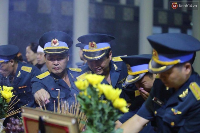 Chùm ảnh: Những khoảnh khắc rơi nước mắt trong lễ tang tiễn biệt các chiến sĩ Casa-212 - Ảnh 2.