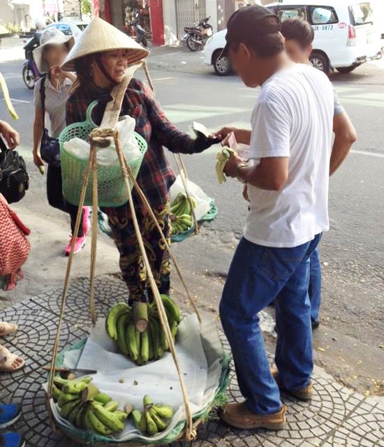 Nhóm du khách Trung Quốc quấy rối chị bán hàng rong ở Đà Nẵng - Ảnh 3.