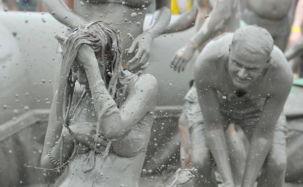 Trai xinh gái đẹp quậy tưng bừng trong lễ hội tắm bùn thường niên tại Hàn Quốc - Ảnh 6.