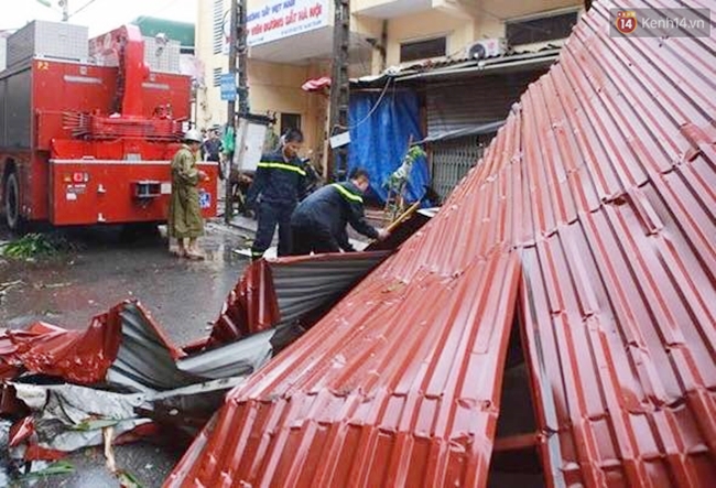 Chùm ảnh: Lực lượng cứu hộ và người dân Hà Nội tất bật dọn dẹp hậu quả bão số 1 - Ảnh 3.