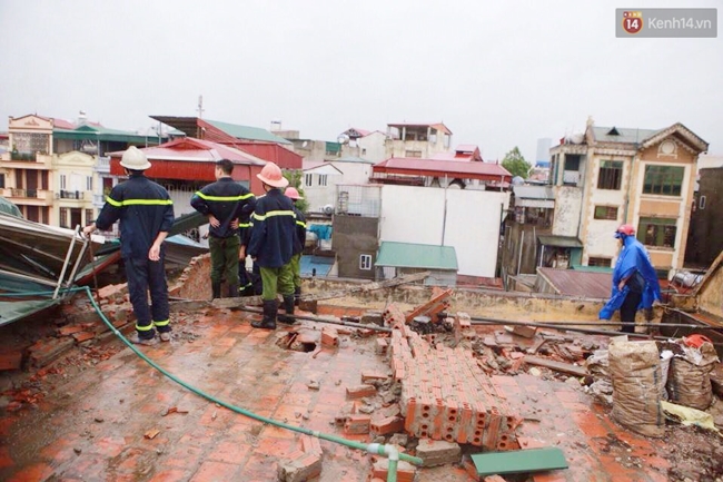 Chùm ảnh: Lực lượng cứu hộ và người dân Hà Nội tất bật dọn dẹp hậu quả bão số 1 - Ảnh 4.