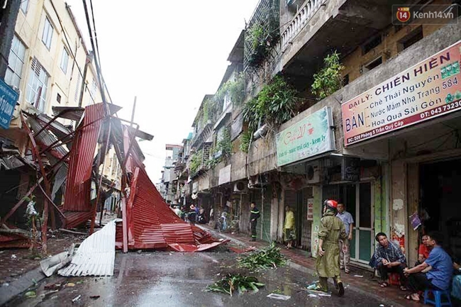 Chùm ảnh: Lực lượng cứu hộ và người dân Hà Nội tất bật dọn dẹp hậu quả bão số 1 - Ảnh 7.