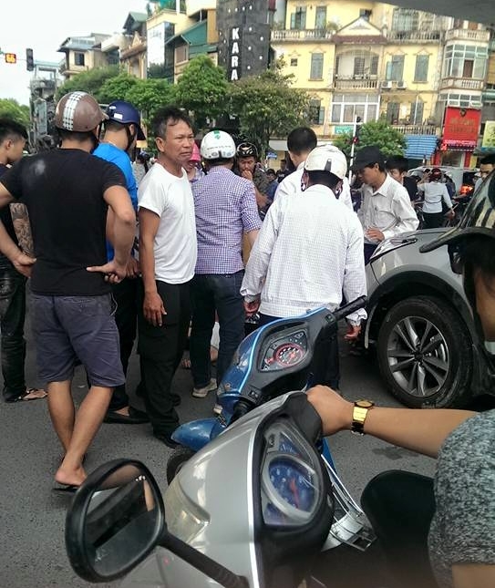Hà Nội: Tài xế đạp nhầm chân ga, hai người phụ nữ dừng đèn đỏ bị tông nhập viện - Ảnh 2.