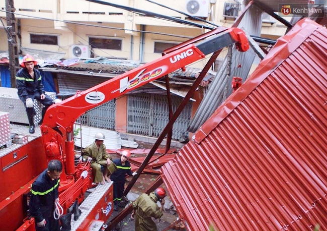 Chùm ảnh: Lực lượng cứu hộ và người dân Hà Nội tất bật dọn dẹp hậu quả bão số 1 - Ảnh 8.
