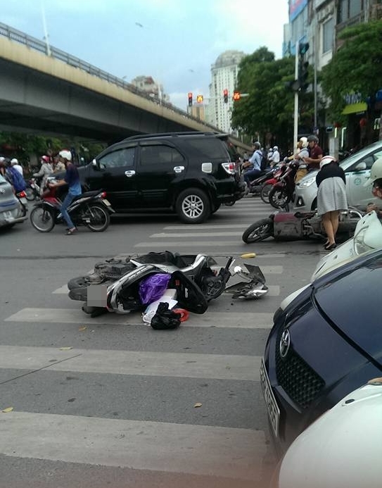 Hà Nội: Tài xế đạp nhầm chân ga, hai người phụ nữ dừng đèn đỏ bị tông nhập viện - Ảnh 1.