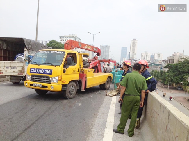 Xe tải chở gas lật ngang, đường trên cao kẹt cứng hàng chục km - Ảnh 4.