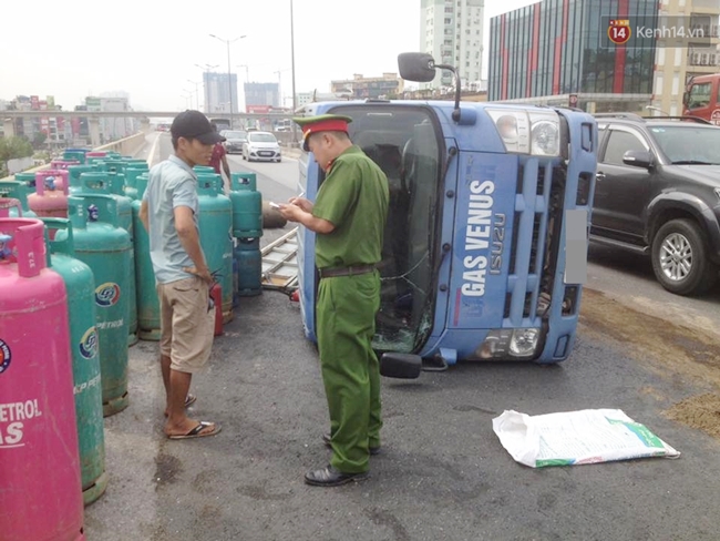 Xe tải chở gas lật ngang, đường trên cao kẹt cứng hàng chục km - Ảnh 1.