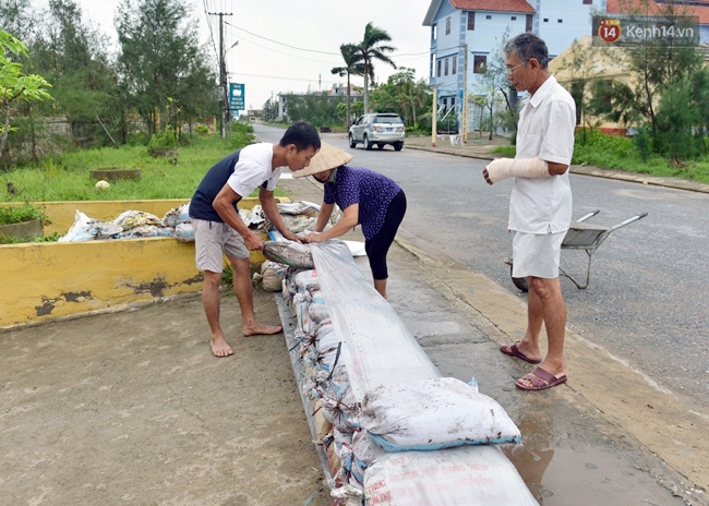 Người dân Nam Định gia cố nhà cửa, đắp bao tải cát trước nhà ứng phó với bão số 3 - Ảnh 1.