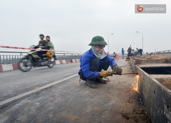 Giao th&ocirc;ng &aacute;ch tắc đi&ecirc;u đứng sau vụ t&agrave;u ngh&igrave;n tấn đ&acirc;m nứt to&aacute;c cầu An Th&aacute;i - Ảnh 15.