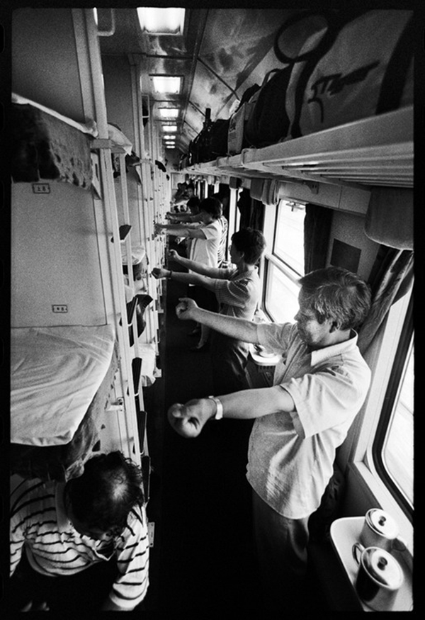 Chùm ảnh: Cuộc sống muôn màu trong bộ ảnh đen trắng trên những chuyến tàu xưa - Ảnh 14.