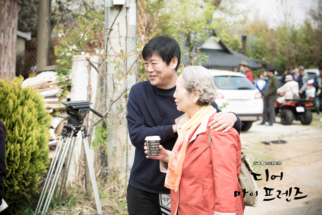 Dear My Friends: C&acirc;u chuyện si&ecirc;u ấm &aacute;p về c&aacute;c qu&yacute; b&agrave; từ bi&ecirc;n kịch Its Okay, Thats Love - Ảnh 24.