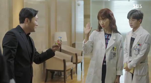 “Doctors”: Park Shin Hye bị kẻ lạ tấn công bất thình lình tại bệnh viện - Ảnh 28.