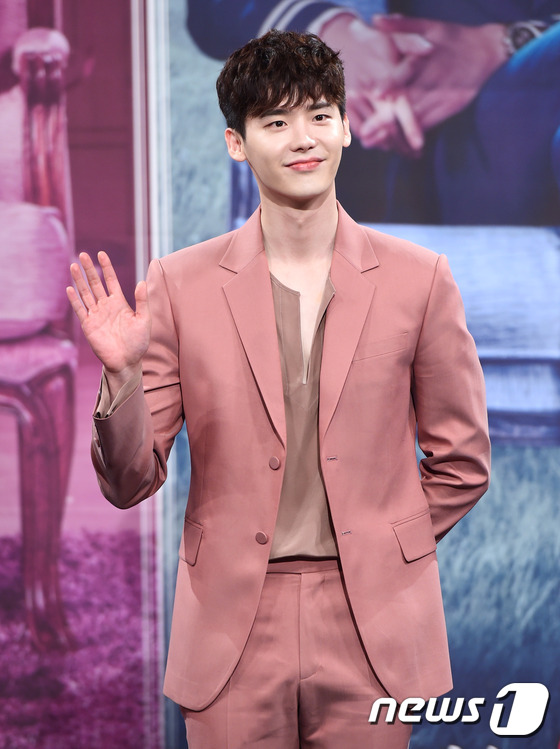 “W – Two Worlds”: Han Hyo Joo phanh áo tắm trước mặt Lee Jong Suk - Ảnh 15.