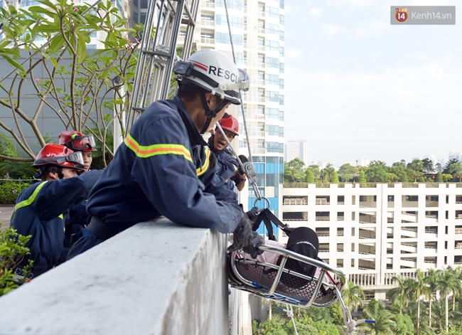 Xem cảnh sát chữa cháy, cứu nạn tại tòa nhà cao nhất Việt Nam - Ảnh 14.