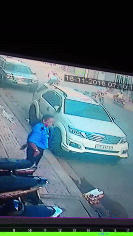 Clip: Hai tên cướp chạy xe máy giật mạnh túi xách, kéo nạn nhân lộn vòng trên đường phố Sài Gòn - Ảnh 2.