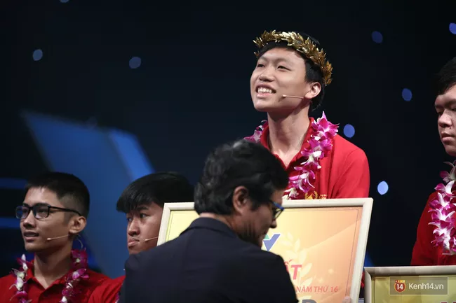 Vừa đăng quang, Thanh Chương hài hước giao lưu cùng khán giả trong chương trình Cafe sáng trên VTV3 - Ảnh 2. Vừa đăng quang, Thanh Chương hài hước giao lưu cùng khán giả trong chương trình Cafe sáng trên VTV3 - Ảnh 2.